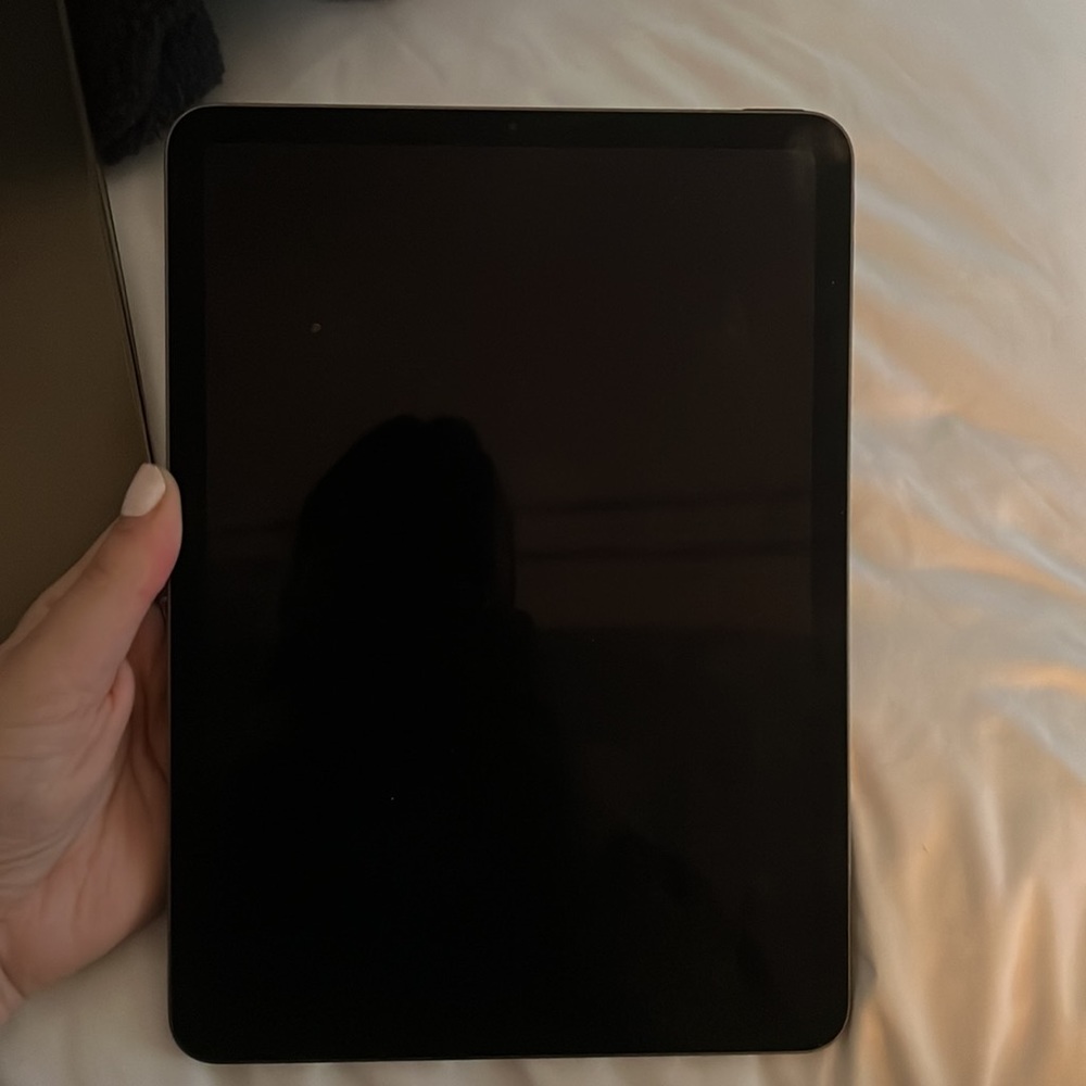 IPAD AIR 2021 version lightly used - Picture 1 of 5